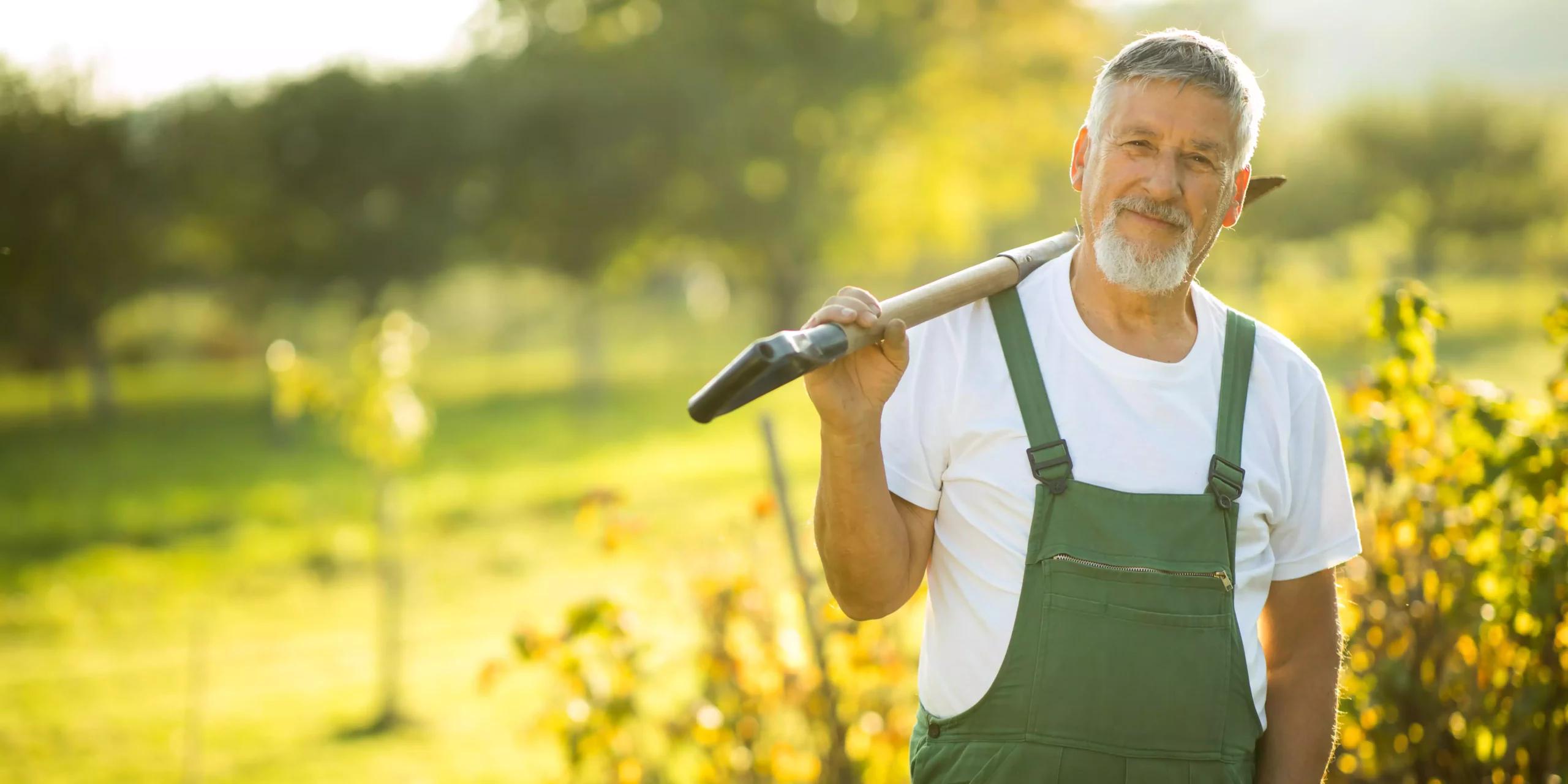 Homme faisant de la permaculture pour illustrer l'article de blog : Des formations en permaculture pour aider les bénéficiaires des Restos du Cœur de Bergerac à nourrir les plus démunis.