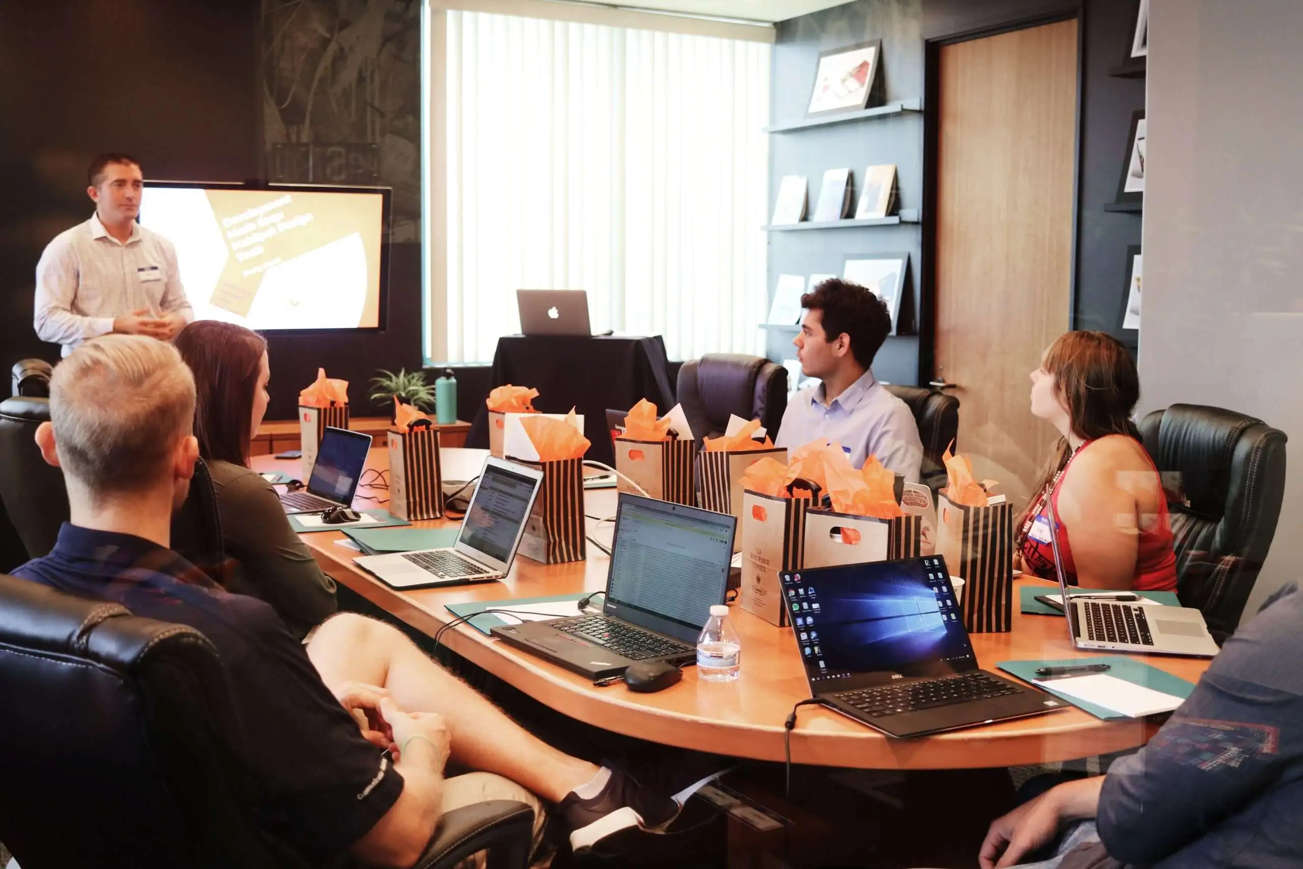 Groupe de personne en formation. Formation financée grâce aux aides à la formation disponibles sur Bergerac en région Nouvelle Aquitaine.