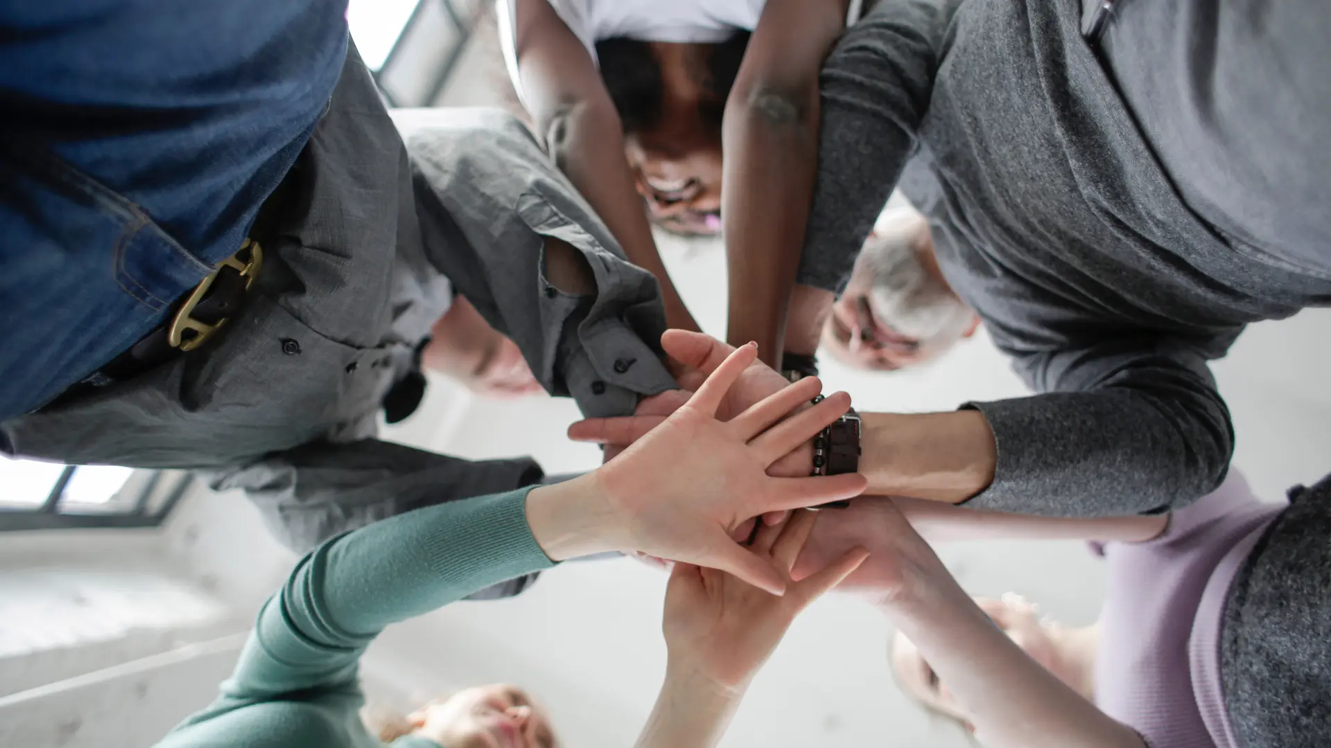 formations-bergerac-investissement-salariés Groupe de salariés en formation dans une salle de réunion. l'image illustre le sujet de l'article de blog : Comment les entreprises de Bergerac peuvent investir dans la formation de leurs employés ?