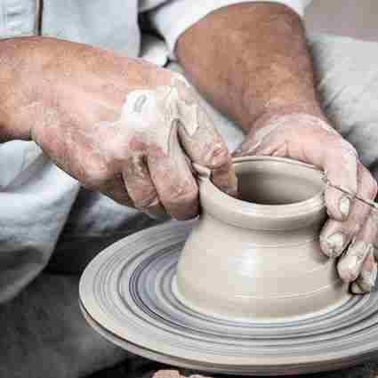 Un homme faisant de la poterie artisanale pour illustrer le secteur de l'artisanat. Le secteur de l'artisanat est très dynamique et embauche beaucoup à Bergerac, petite ville du sud-ouest de la France en Dordogne.