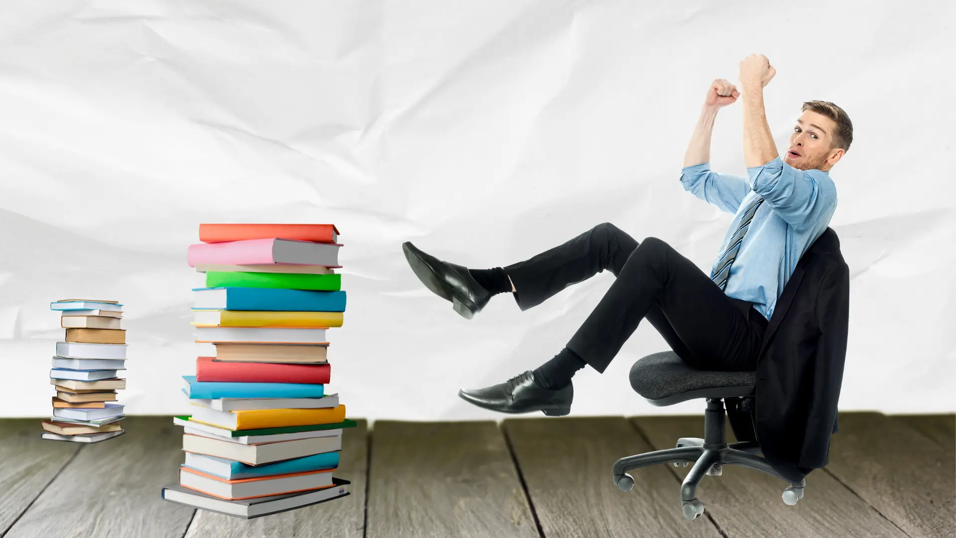 Un salarié heureux de se former dans son entreprise. Il se balance sur sa chaise de bureau.