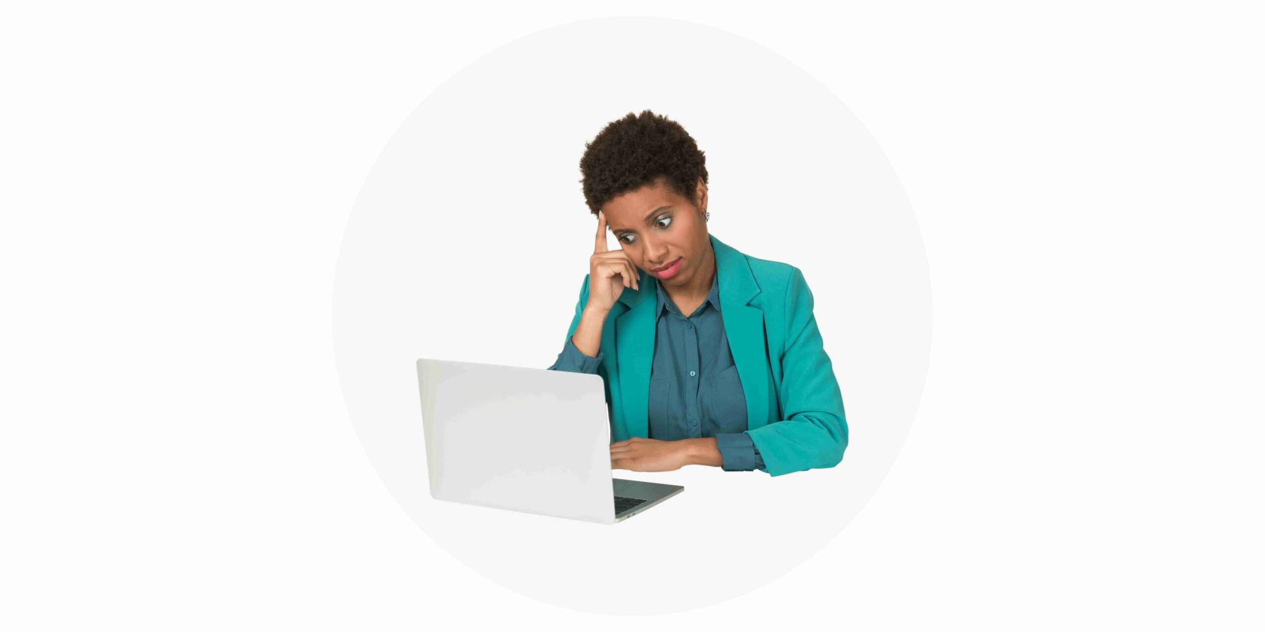 Femme suivant une formation pour développer ses compétences. Elle suis une formation en création de site web sur Bergerac en Dordogne avec Acquiformations, organisme de formation.