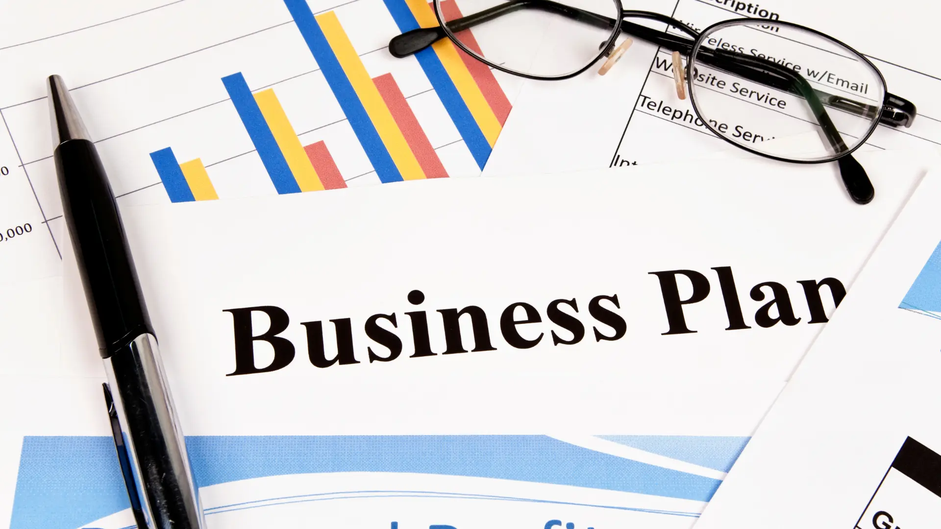 Des feuilles volantes d'un business plan illustrant la formation Création d'entreprise dispensée par Acquiformations, organisme de formation à Bergerac.