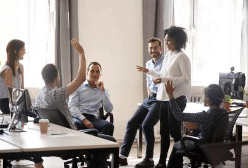Groupe de formateurs en réunion dans une salle de pause.