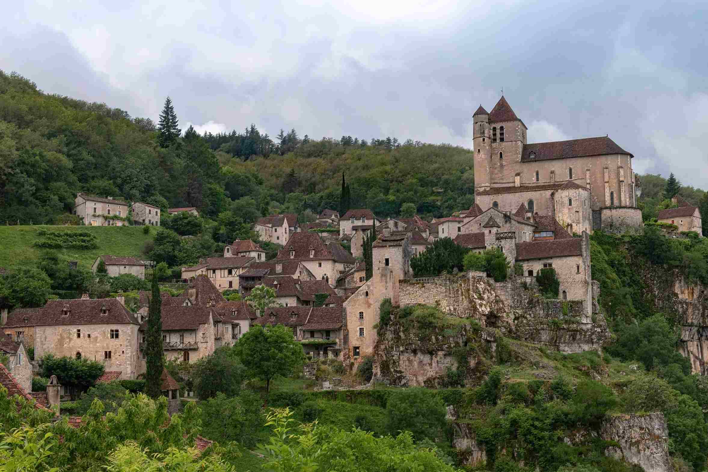 Village périgourdin à flanc de colline en dordogne près de bergerac dans le sur ouest de la France en région Nouvelle Aquitaine.