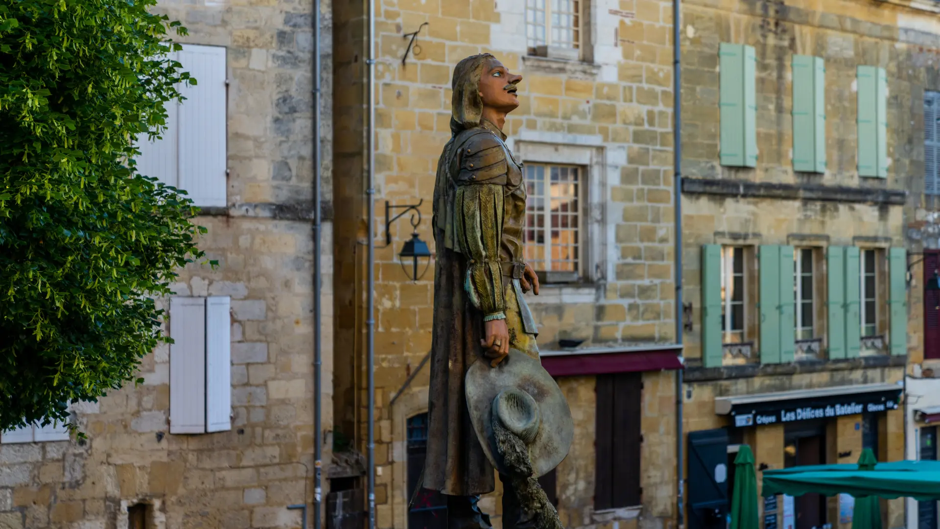 La statue de Cyrano dans le centre ville de Bergerac en Dordogne Nouvelle-Aquitaine.
