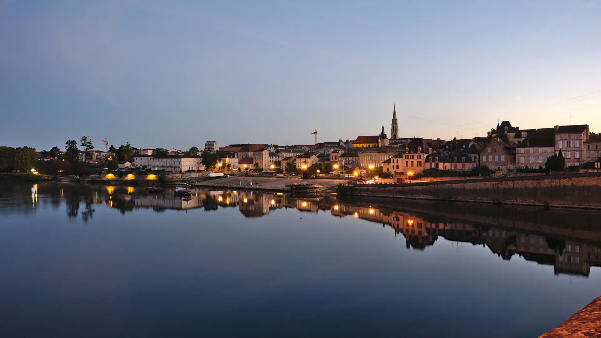 Vue sur Bergerac, petite ville de 25 mille habitants, dans le sud ouest de la France en Nouvelle-Aquitaine.