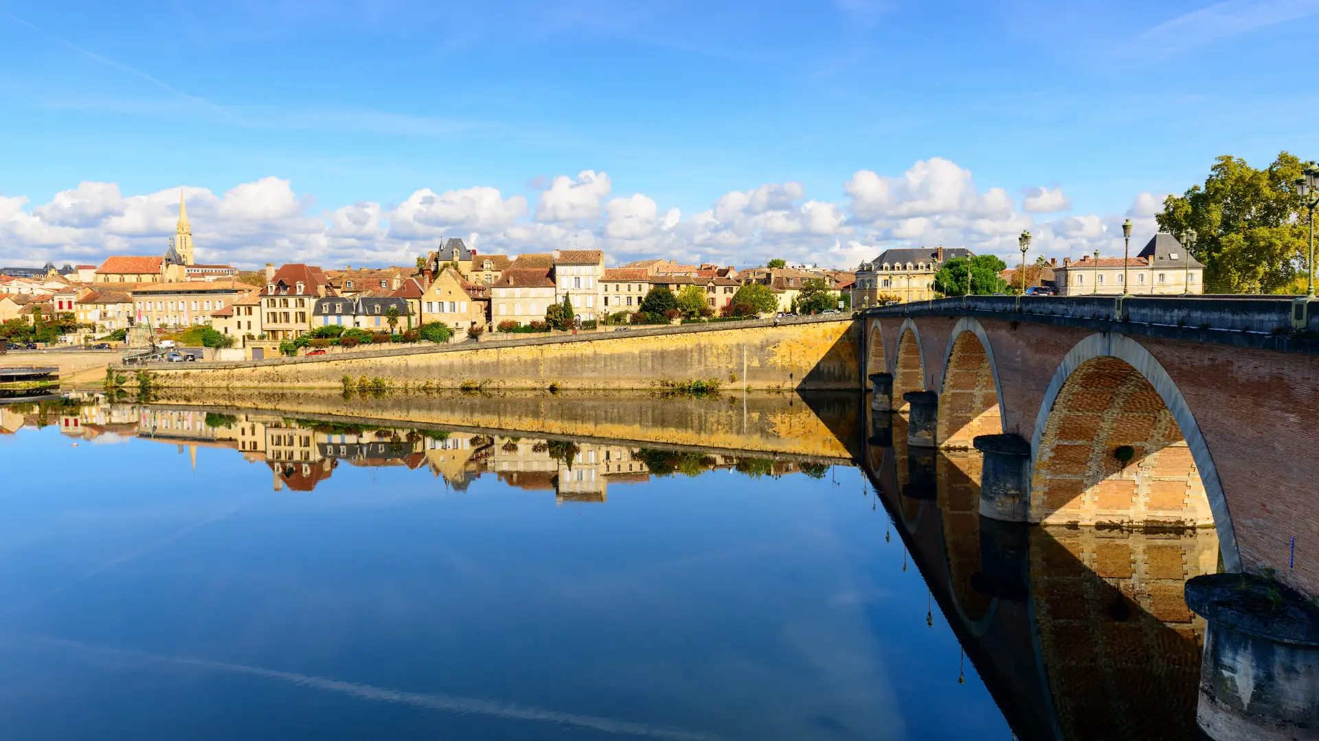 Vue sur le vieux pont de Bergerac, En arrière plan les quais, le centre ville historique et l'église notre dame en fond.