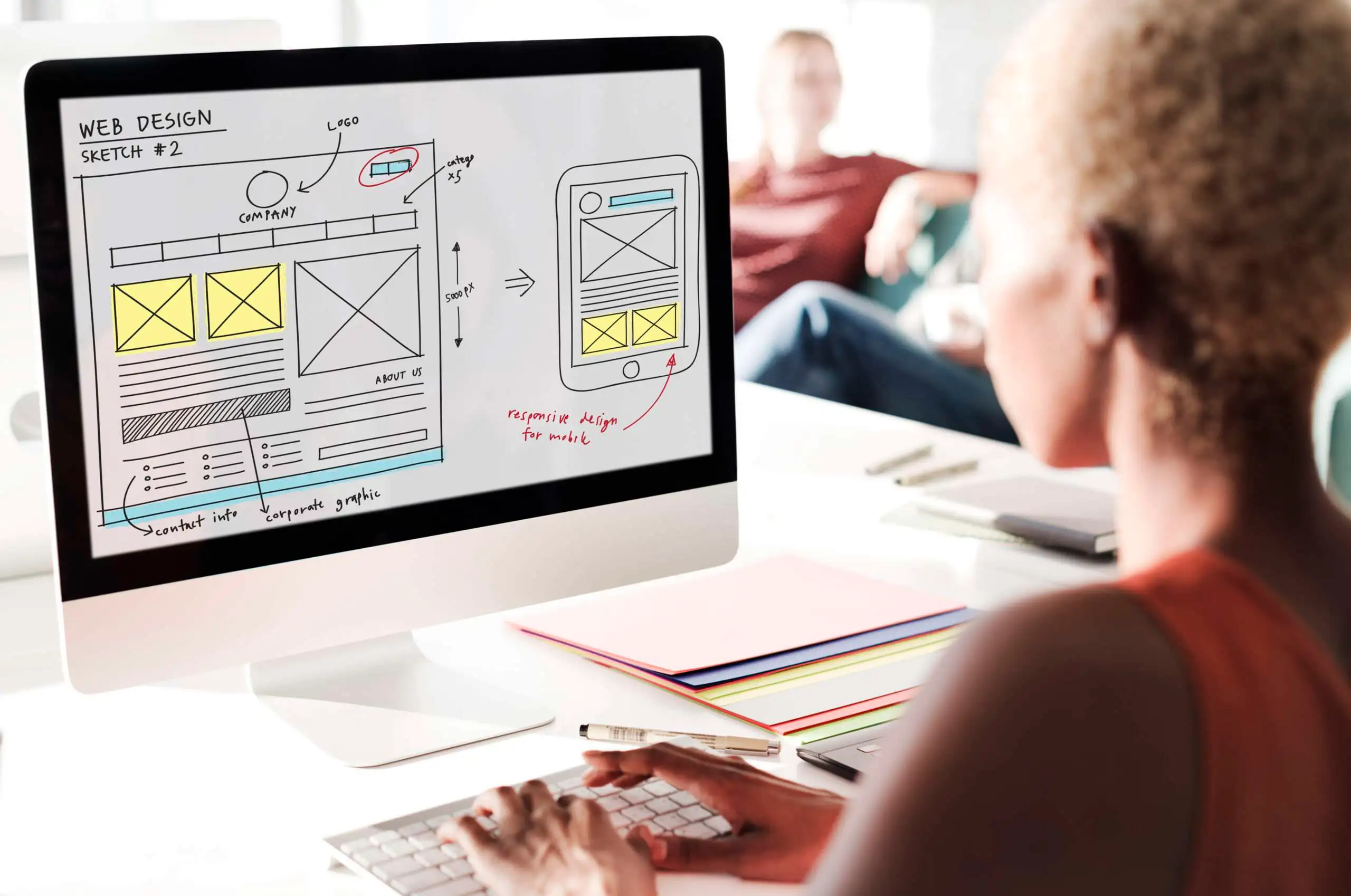 Femme sur un un écran en train de créer un site web. L'image sert à illustrer les explications sur la formation création de site web.