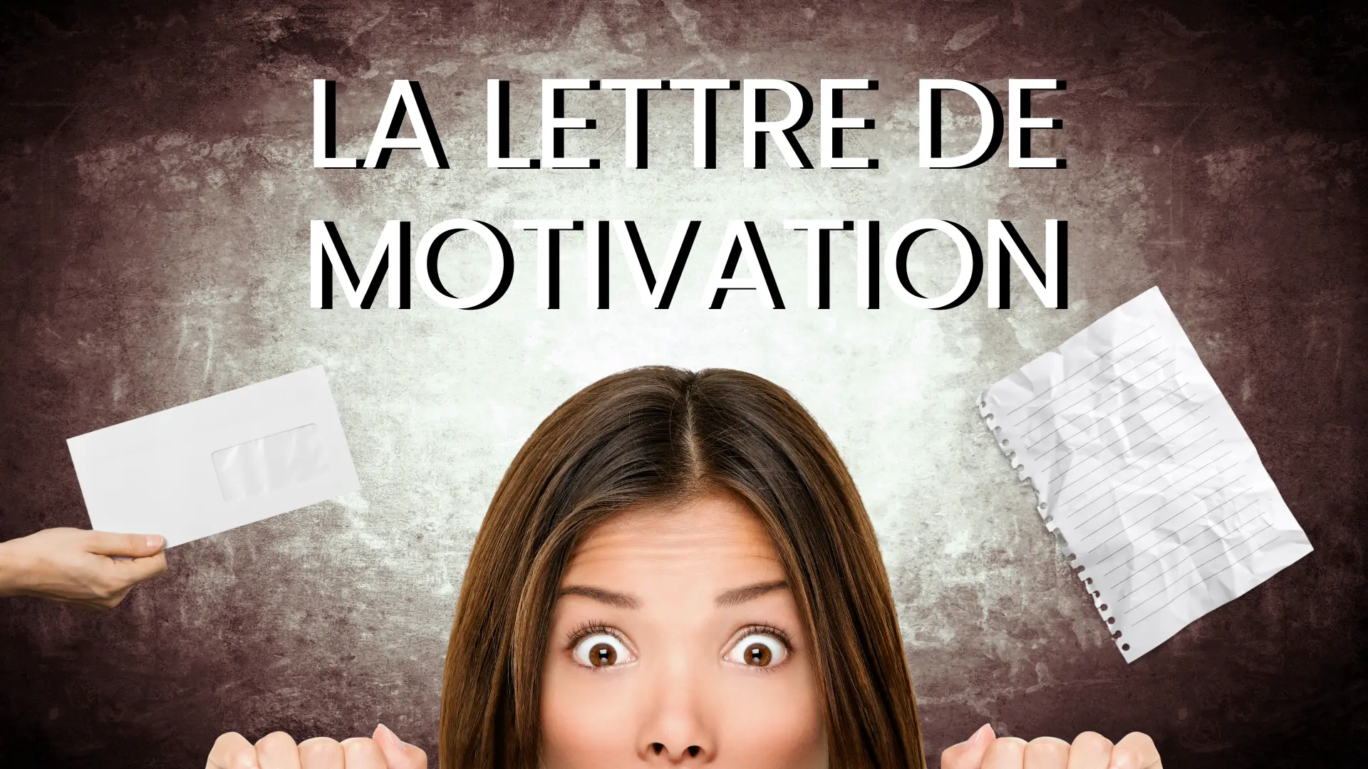 Une femme a peur d'écrire une lettre de motivation.