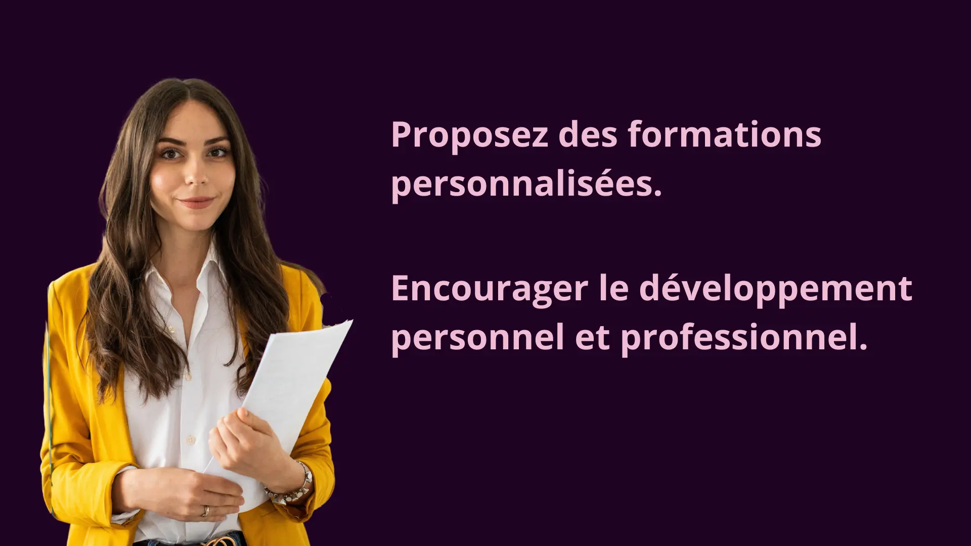 Un professeur souriant demande à ChatGPT de lui réaliser un plan de formation grâce à un prompt.
