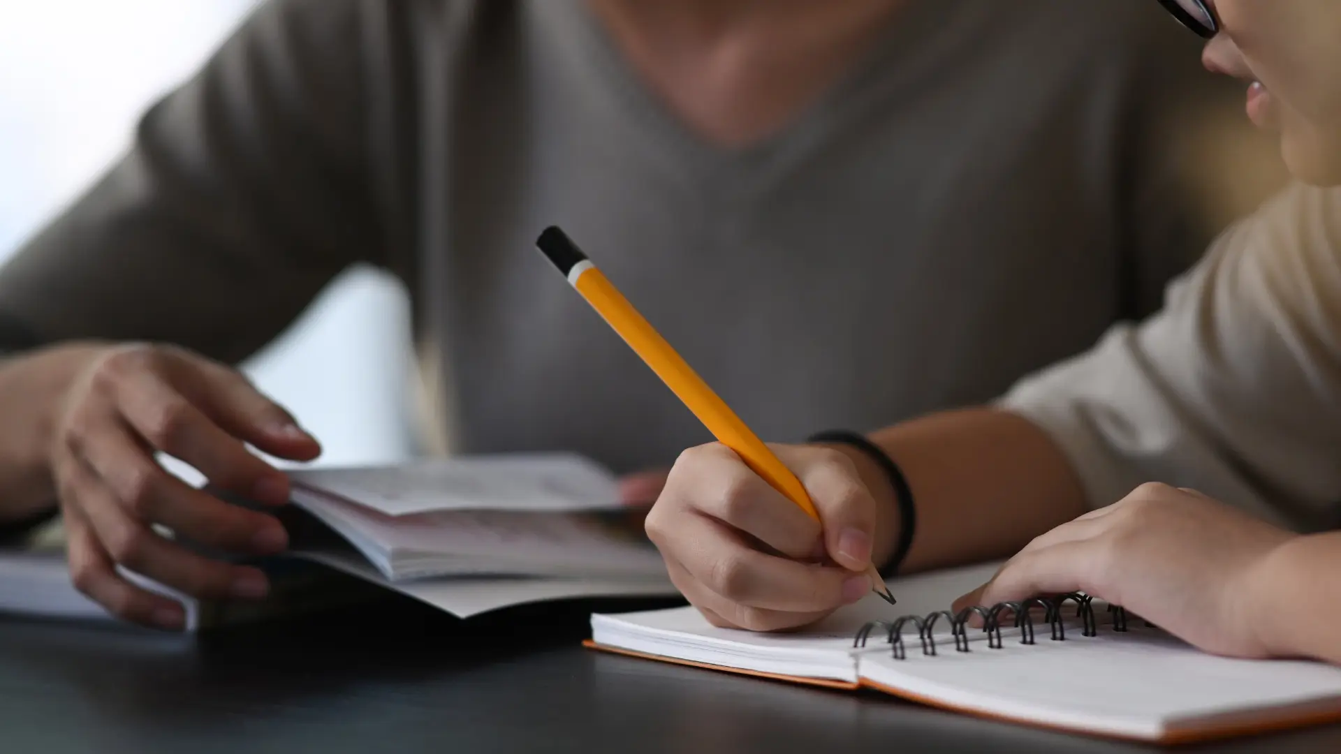 9 (4) Un groupe de collègue soudées et faisant preuve d'empathie.