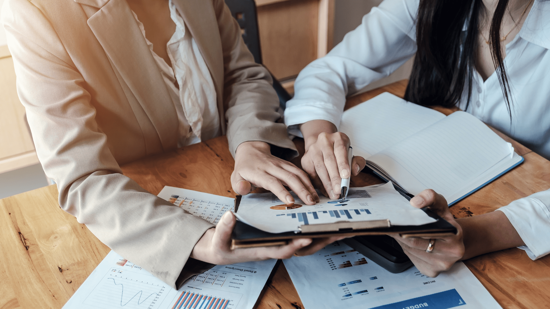 10 Une RH réconforte un salarié en pleur.