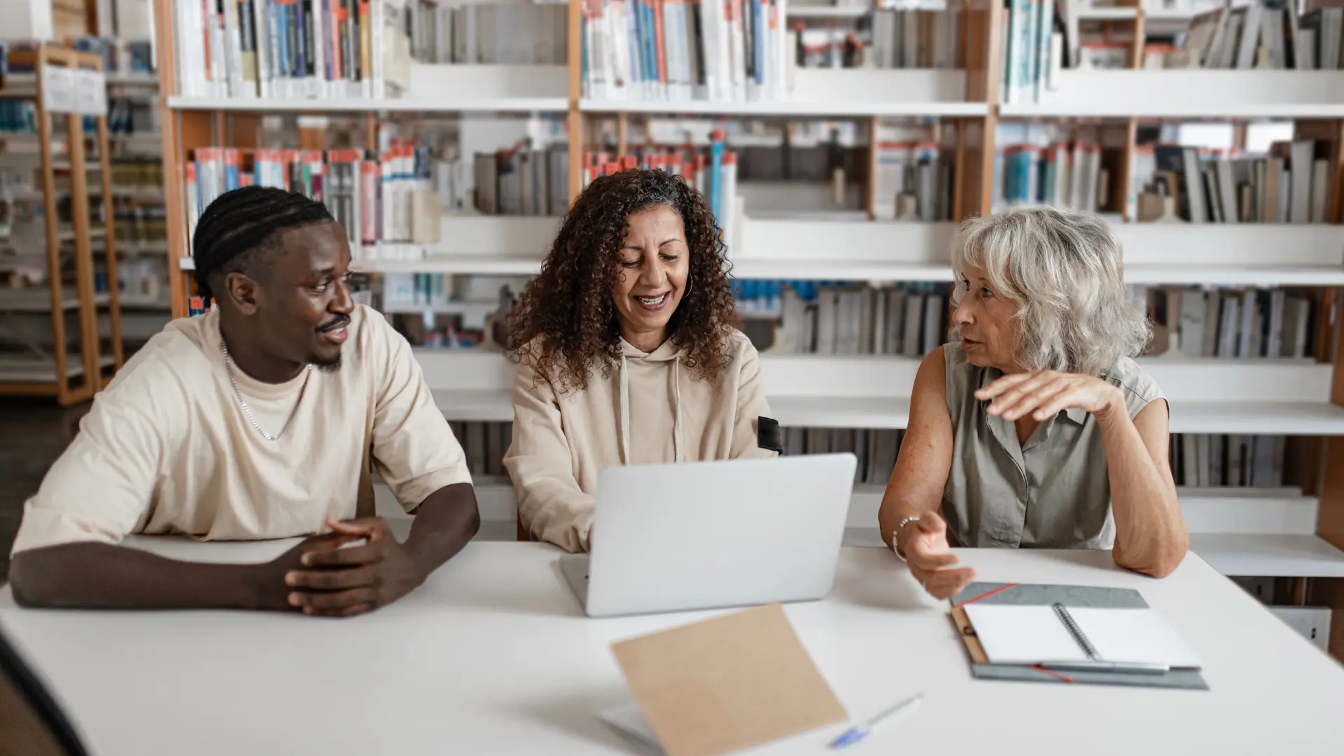 Un groupe de collègue soudées et faisant preuve d'empathie.