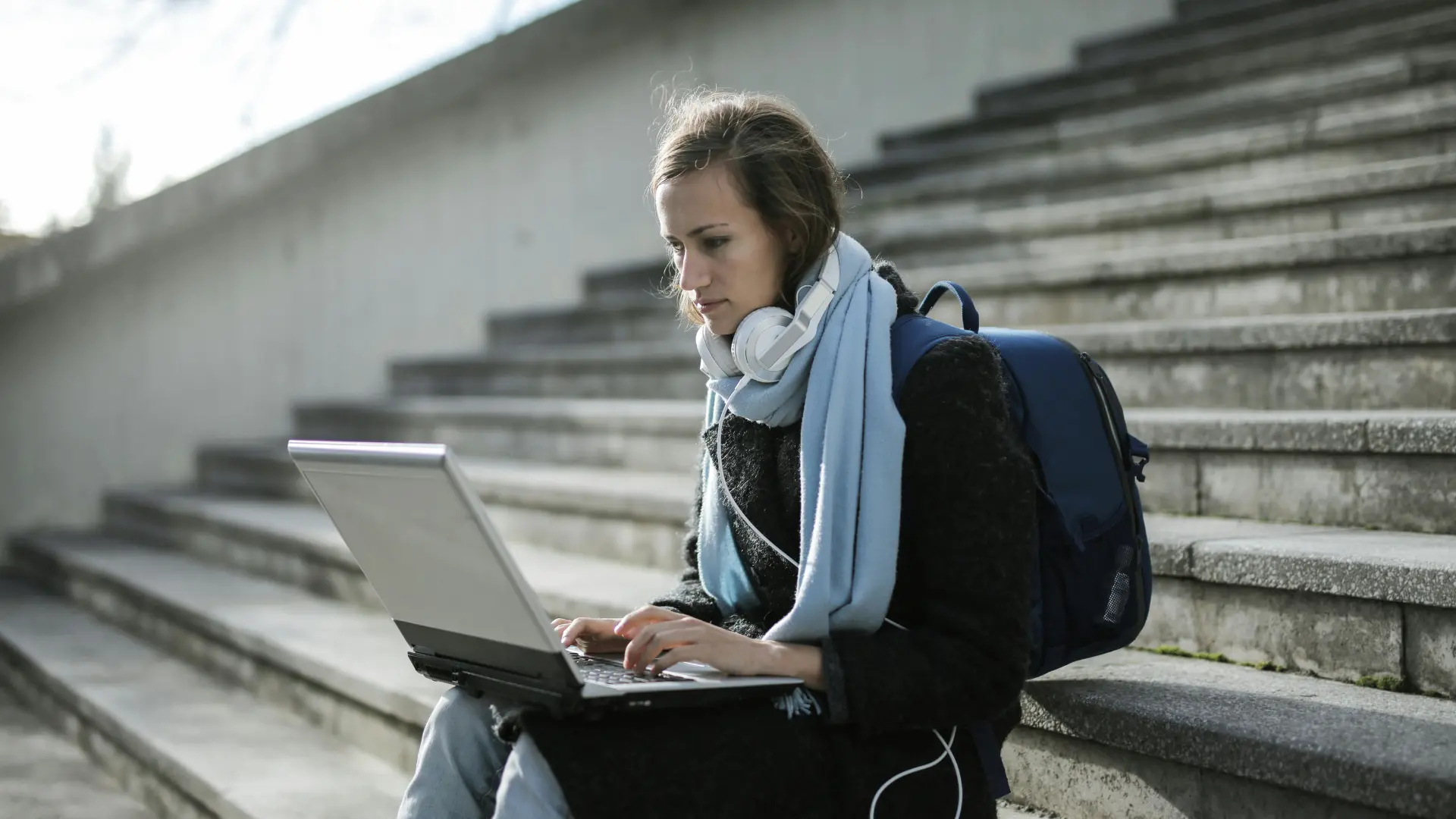 Une jeune salarié, suis une formation grâce à son CPF à sa pause.