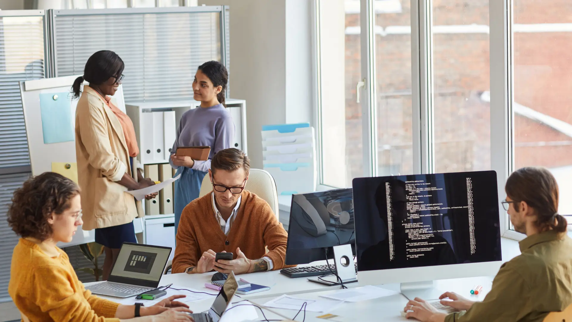 developpeur_en_entreprise Une team de webmasteur travaillant sur le site web de leur société à l'aide de WordPress qui possède de nombreux avantages.