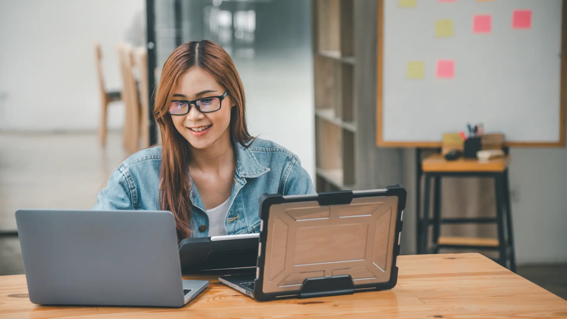 developpeuse_web_deux_ecrans Une webmasteur sur deux ordinateur portable et une tablette pour concevoir un site avec WordPress. Elle vérifie le responsive design. Un module permet de faire du responsive avec WordPress, ce qui est l'un des ses avantages.