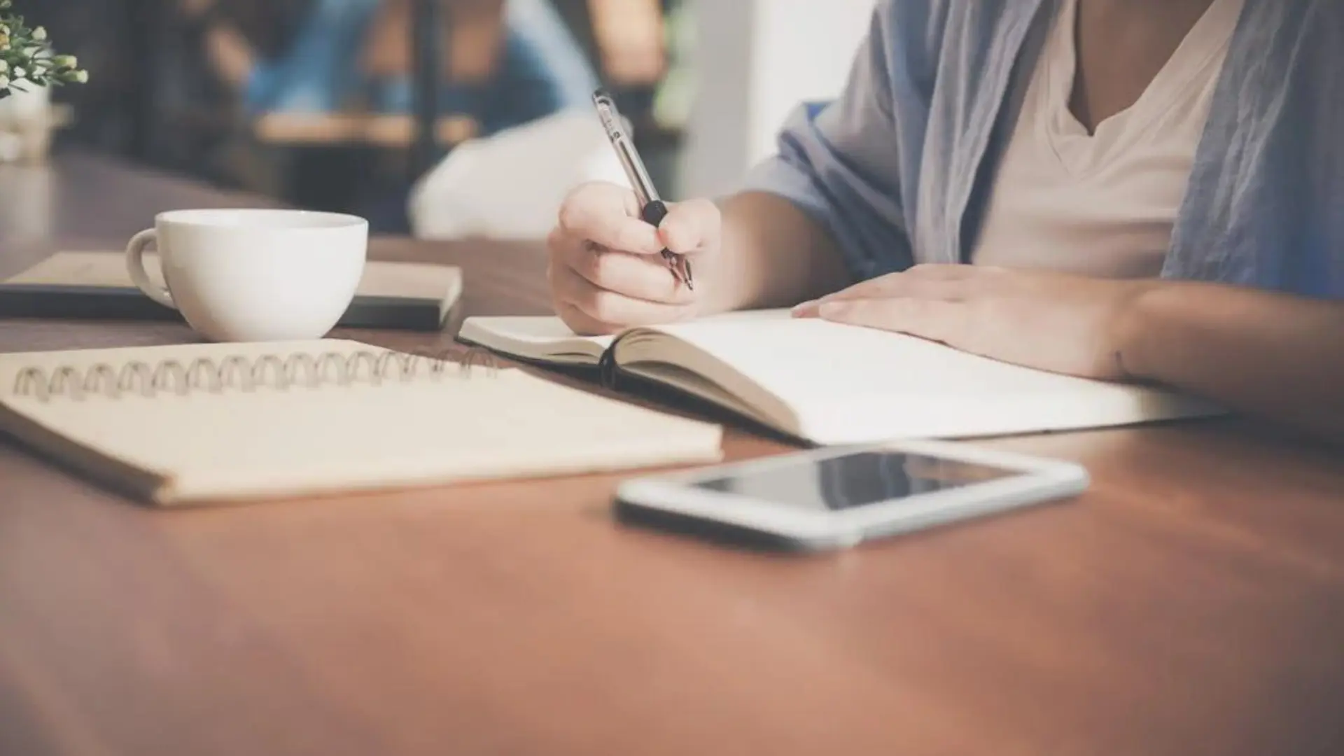 formation_cours_cahier Personne faisant une formation sur un cahier.