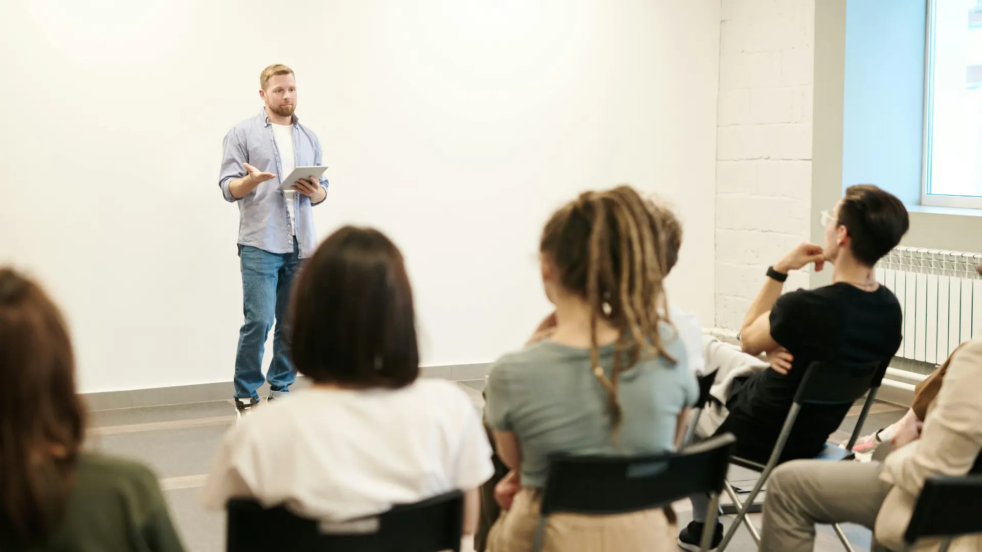 formation_cpf_presentiel_droit_salarie Cours en présentiel dans une salle de réunion pour des salarié utilisant leur CPF pour faire évoluer leur carrière.