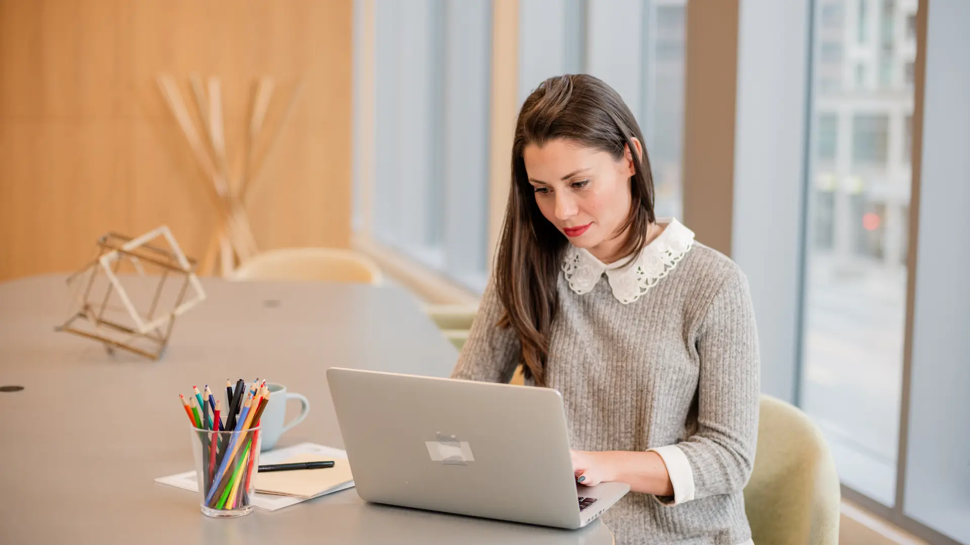 Femme suivant une formation sur son pc portable et bénéficiant de ses droits au CPF.