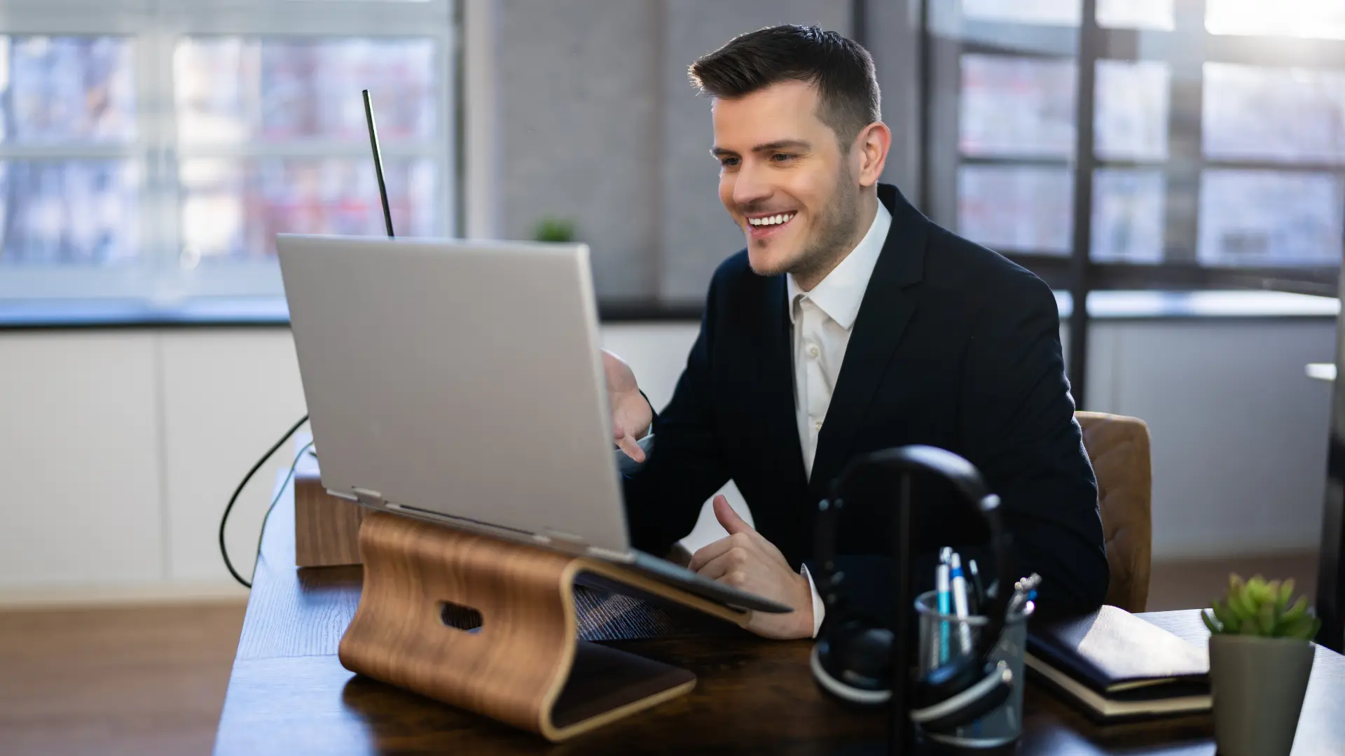 Un homme suivant une formation sur l'ordinateur portable de son entreprise grâce à ses droit CPF.