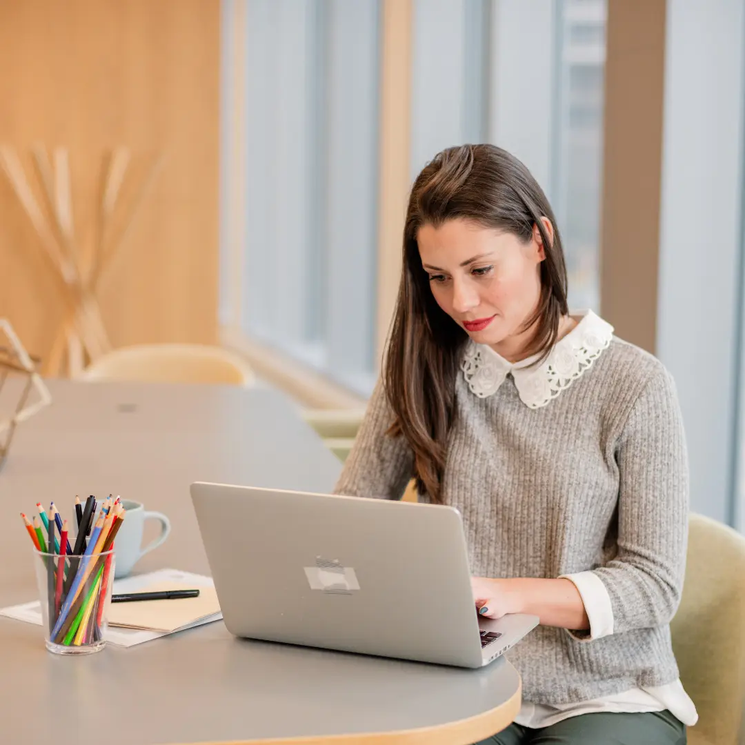 Une femme sur un ordinateur portable faisant des démarches pour une formation éligibles à ses droits de formation.