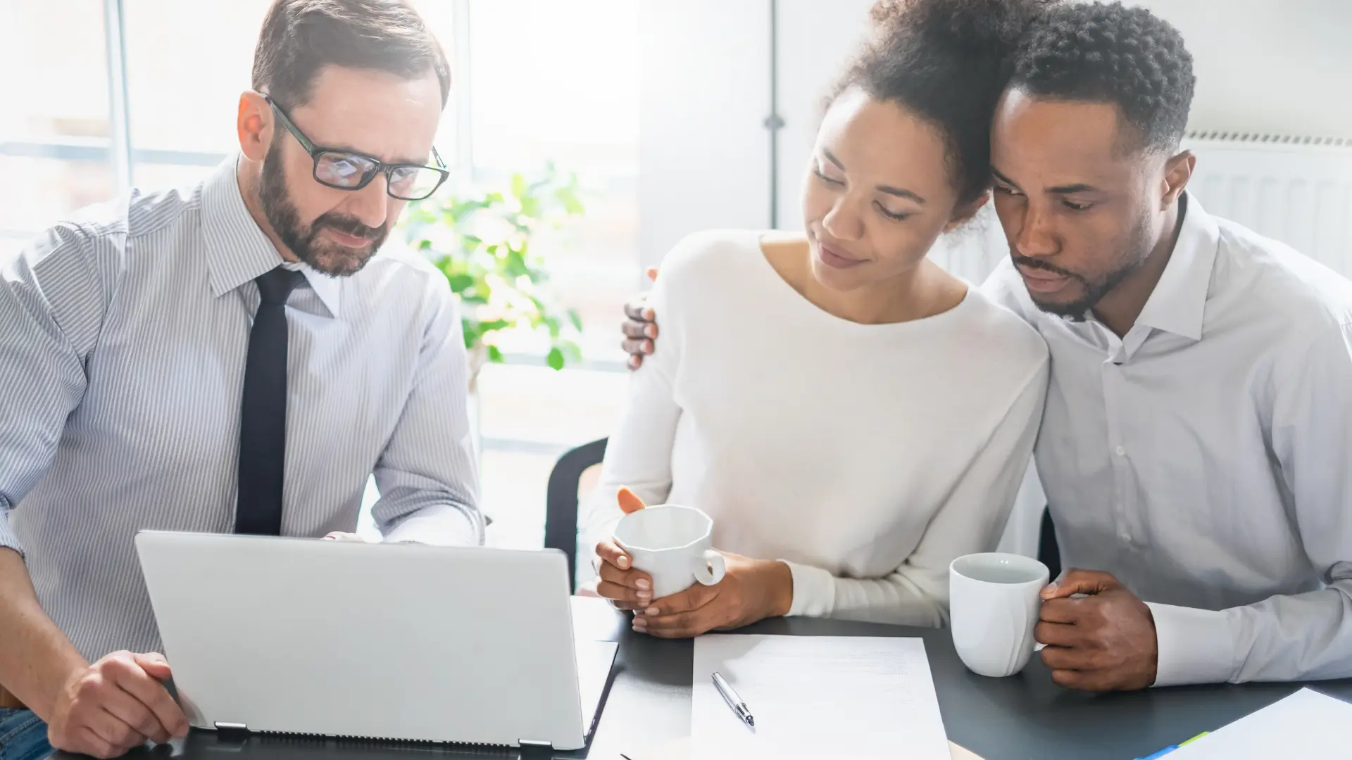 Formation aux outils numériques. ordinateur portable à moitié ouvert dans le noir.