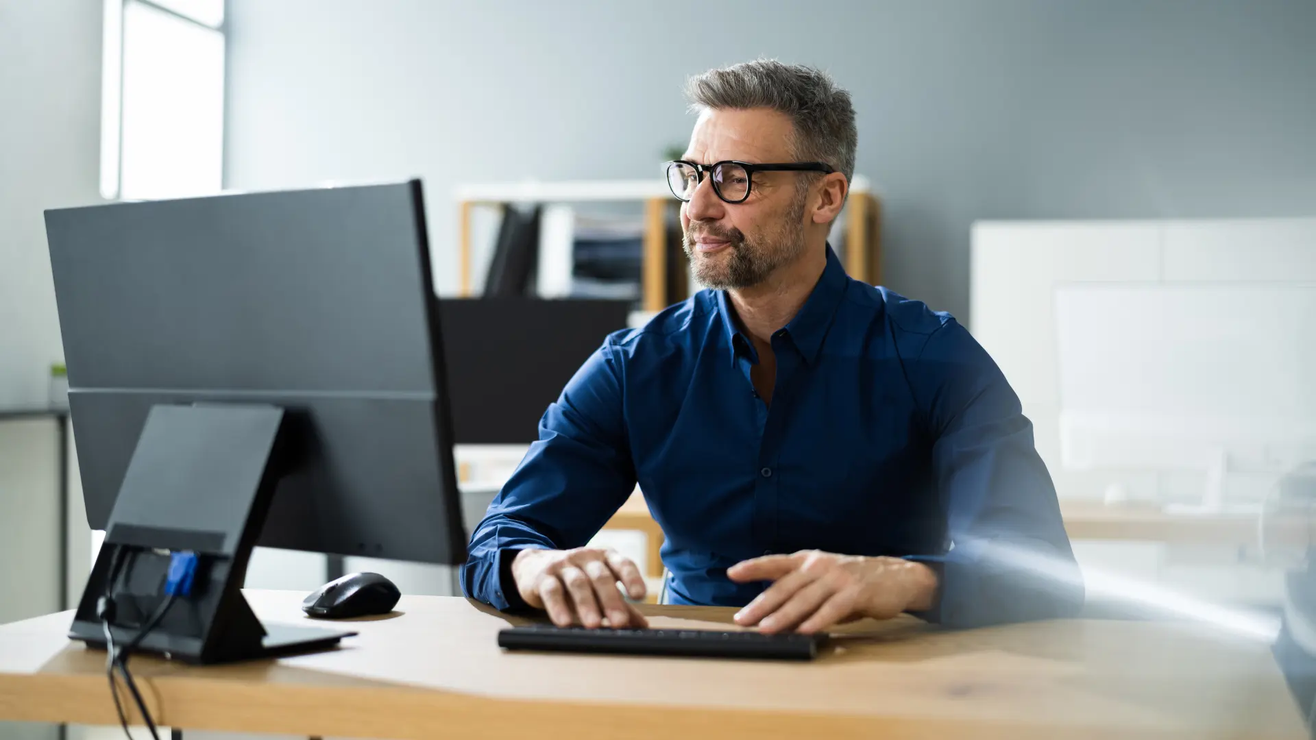 Femme sur un un écran en train de créer un site web. L'image sert à illustrer les explications sur la formation création de site web.