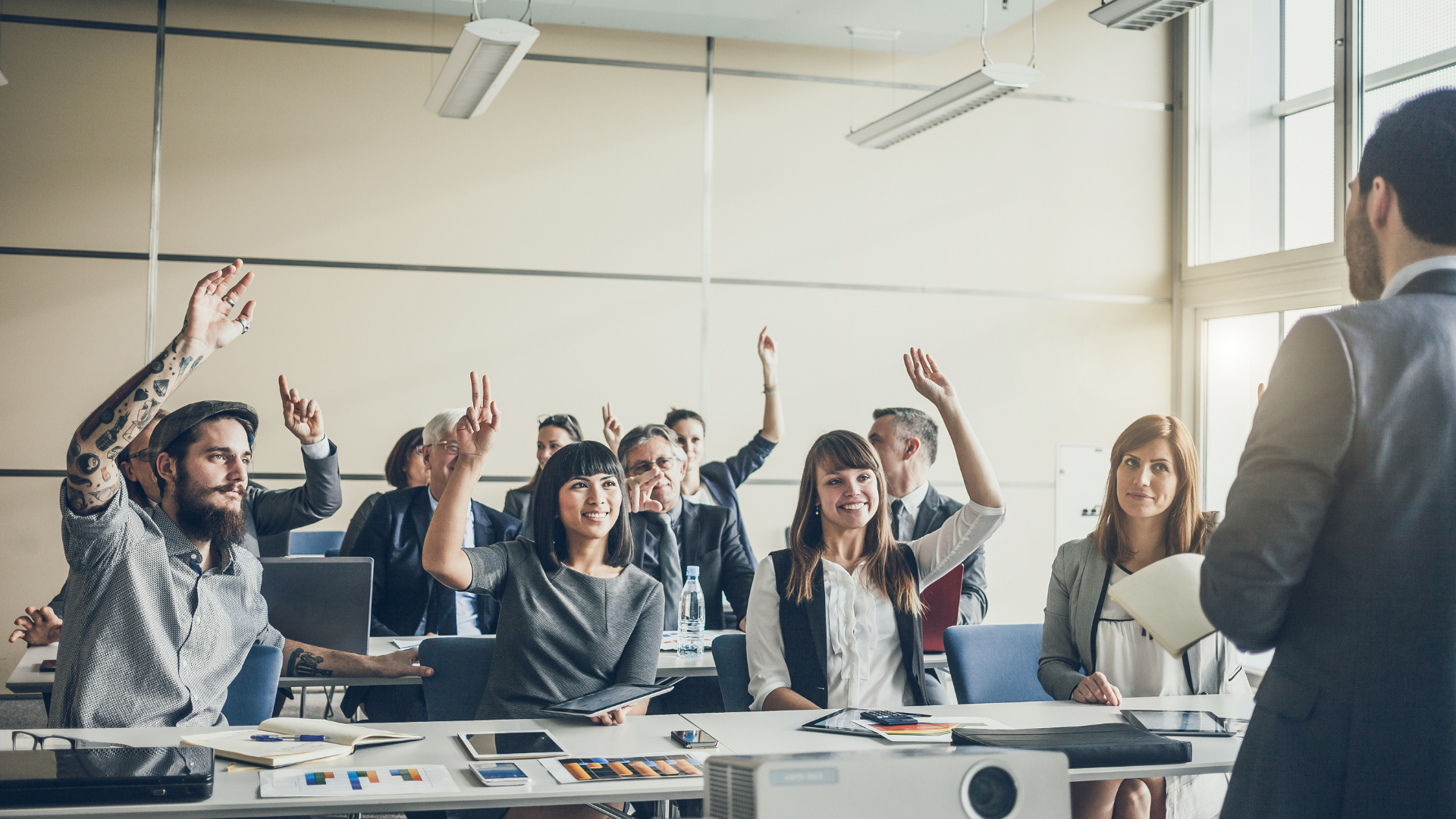 Groupe de personne qui suit une formation dans une salle de classe.