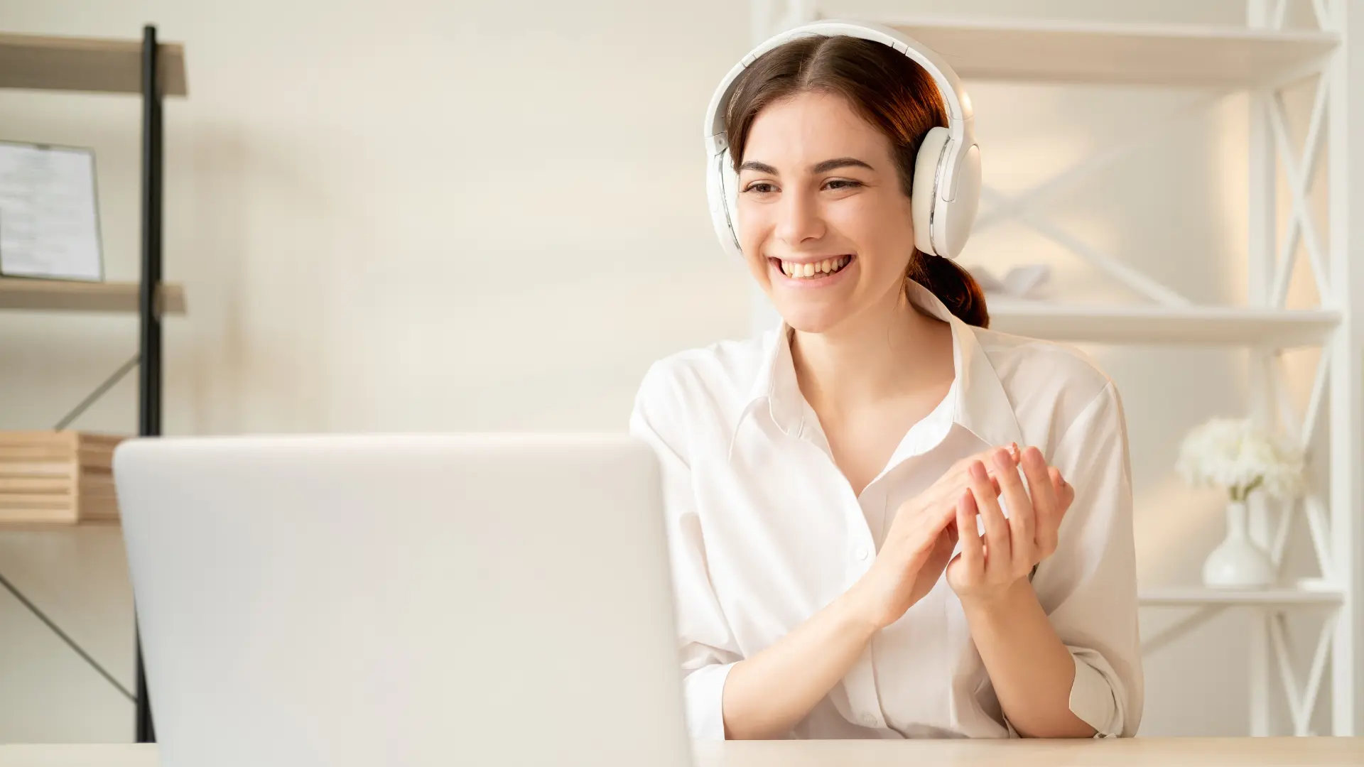 femme_casque_ordinateur_opco_atlas femme heureuse devant son ordinateur avec un casque