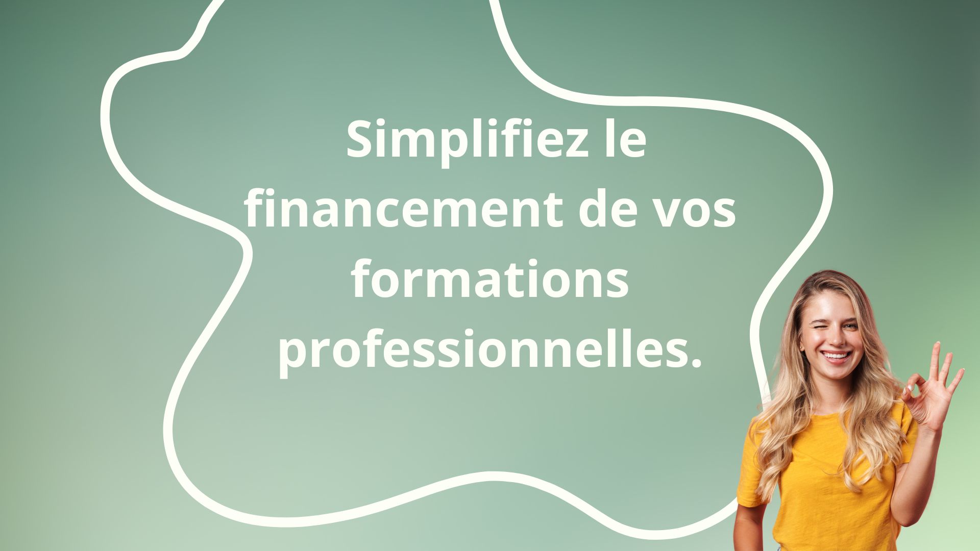 simplifier_financement_formation_fondvert simplifier le financement de vos formations professionnelles fond vert femme heureuse qui fait un signe de la main