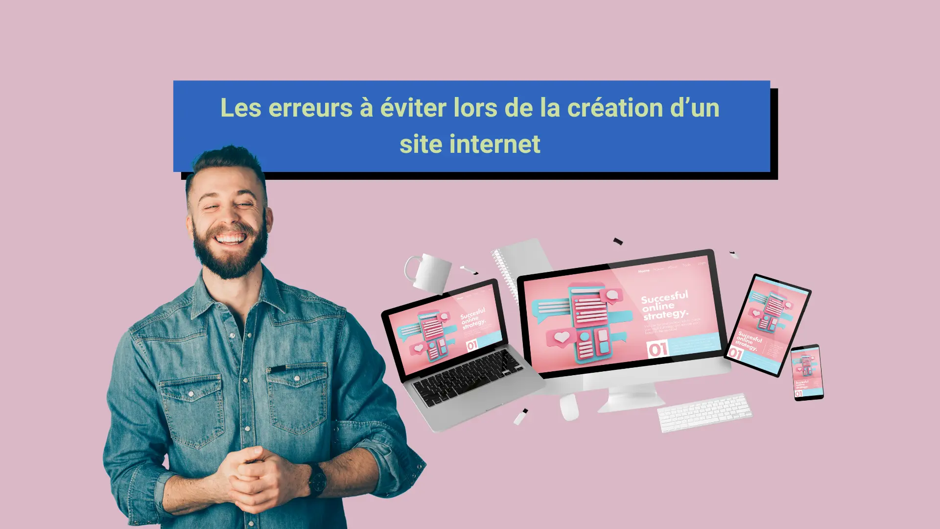 Un webmasteur avec des ordinateurs à sa gauche pour illustrer l'article de blog : Les erreurs à éviter lors de la création d'un site internet.