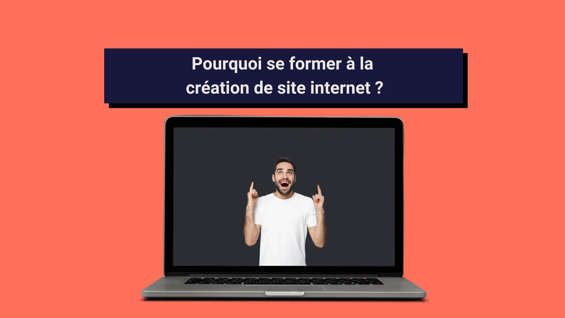 Un ordinateur portable ouvert sur fond orange, avec une personne montrant le titre de l'article : Pourquoi se former à la création de site internet.
