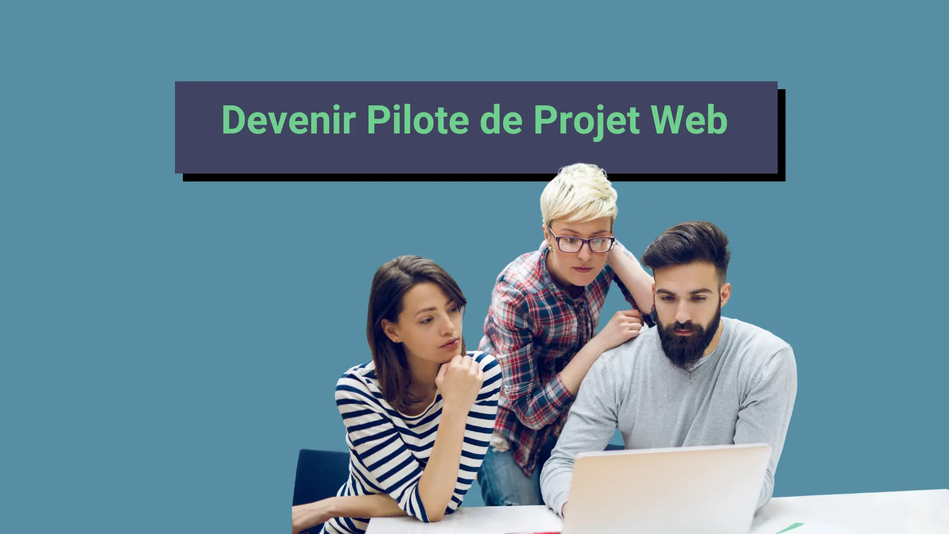 Un groupe de personne travaillant sur un ordinateur, probablement des chefs de projets numérique.