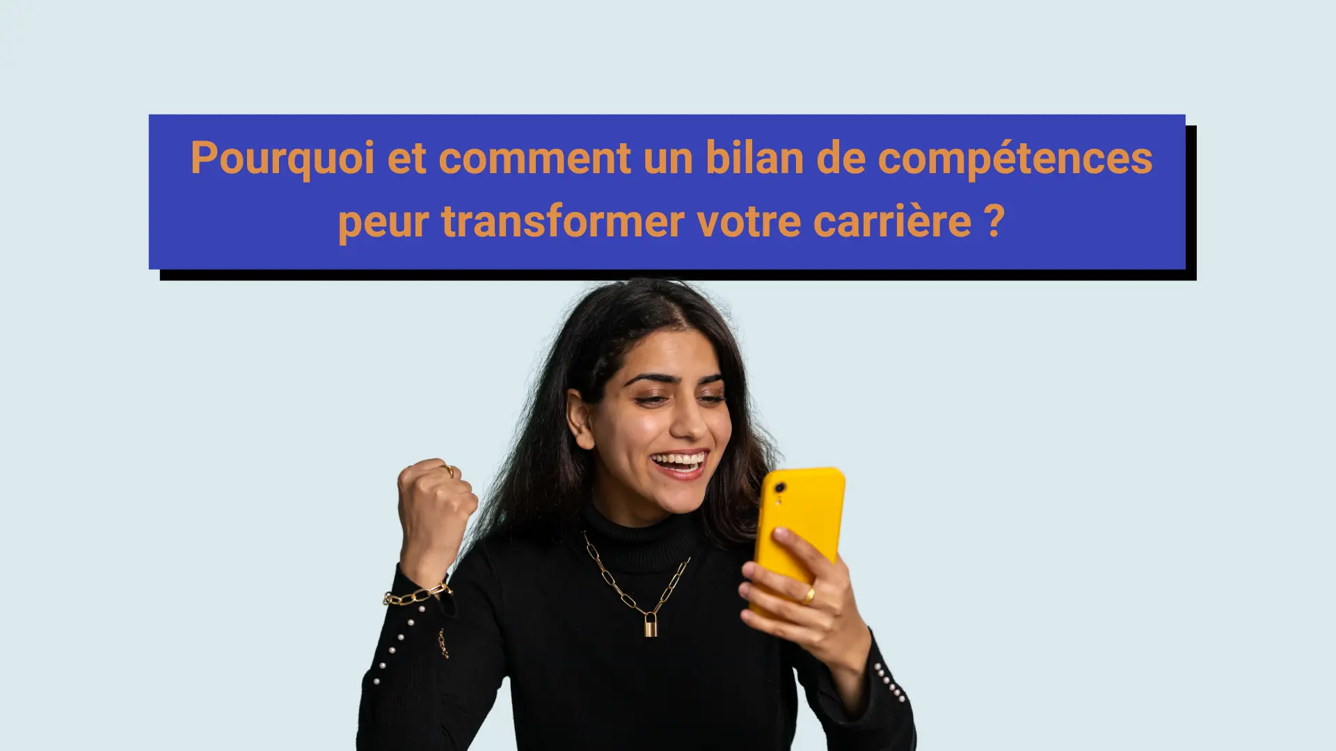 bilan_de_competences Une femme heureuse de connaître les résultats de son bilan de compétences sur son téléphone.