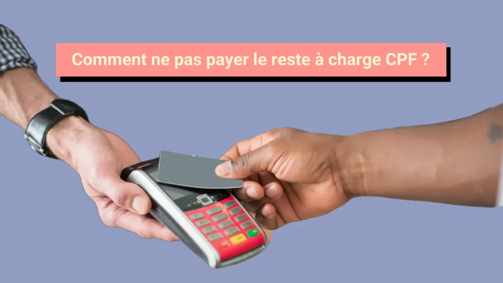 Une personne qui paye une autre personne sur un tpe.