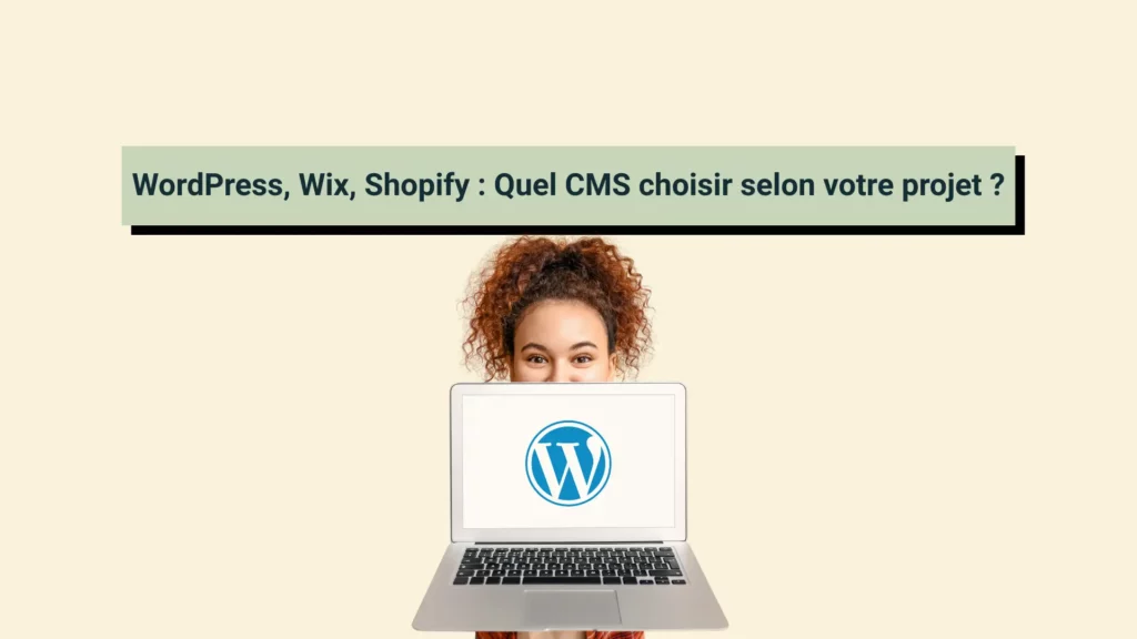 Une femme de face portant un ordinateur portable ouvert affichant le logo WordPress.