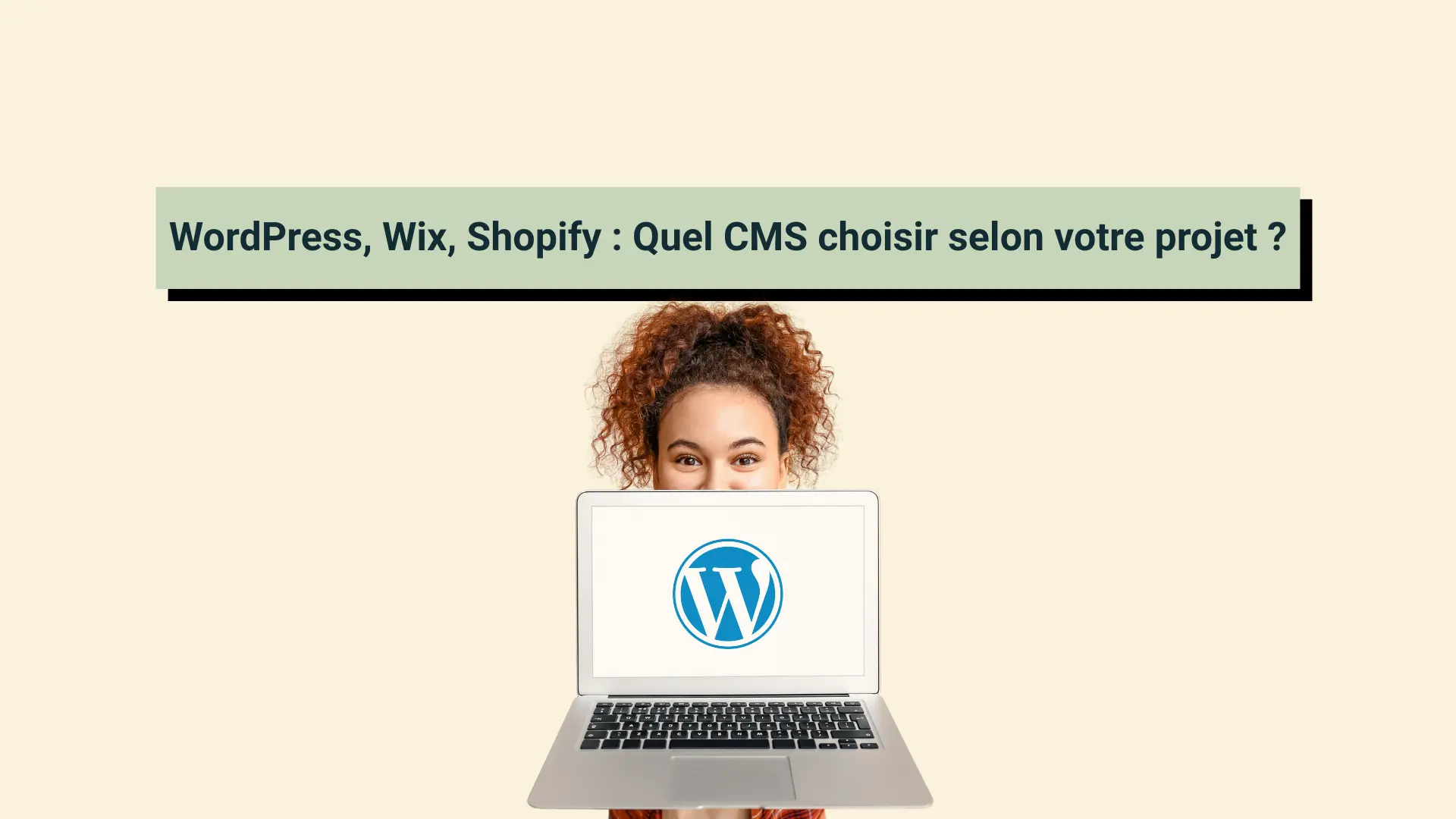 cms_lequel_choisir_pour_son_site_web Une femme de face portant un ordinateur portable ouvert affichant le logo WordPress.