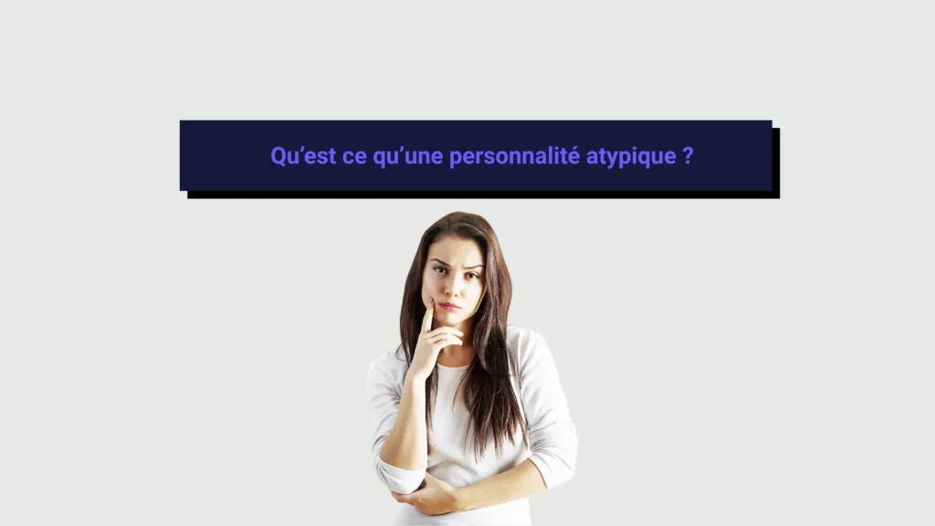 Une femme atypique réfléchie de face sur un fond gris.