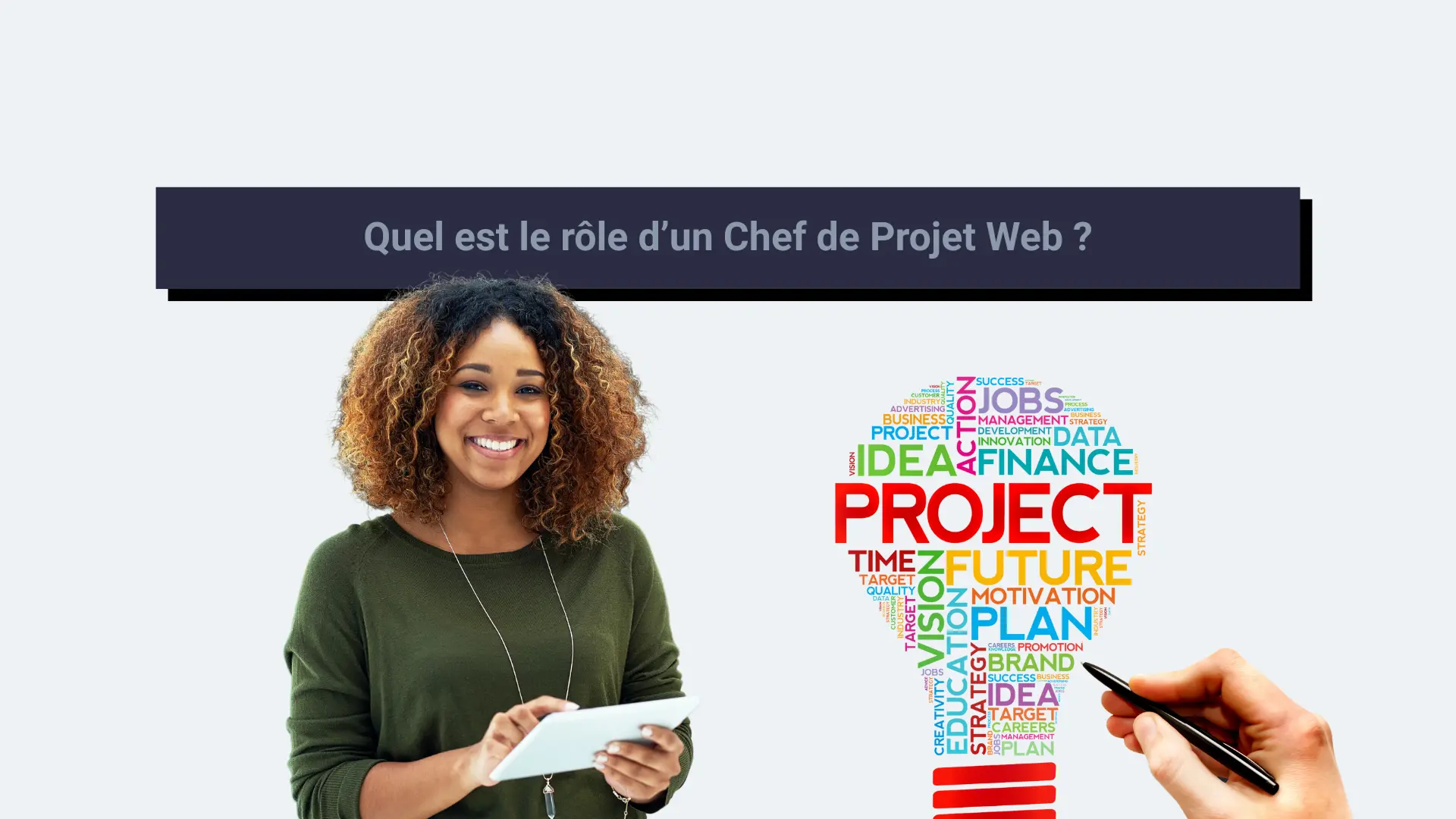 chef_de_projet_web_role Une femme Chef de Projet Web, tenant dans les mains un papier.