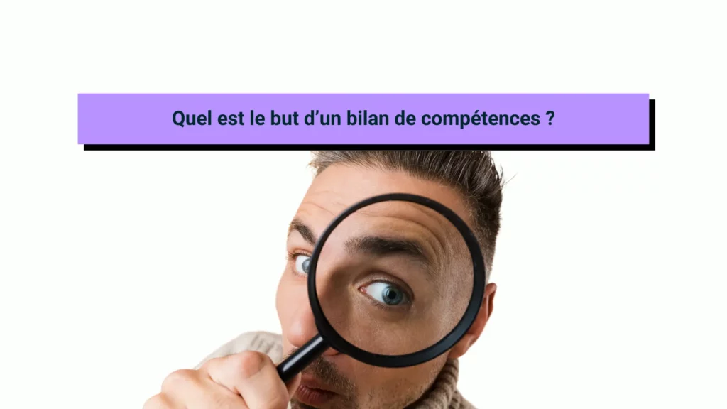 Un homme regarde à la loupe l'intérêt de faire un bilan de compétences.