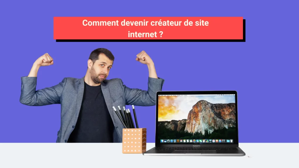 Comment devenir créateur de site internet ? Un homme montre les muscles derrière, une table sur laquelle est posée un ordinateur portable.