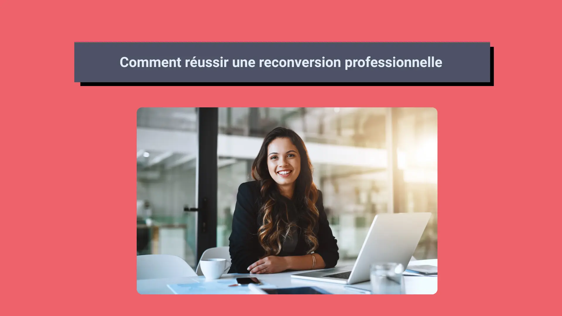 Un femme en costume les bras croisés de face.